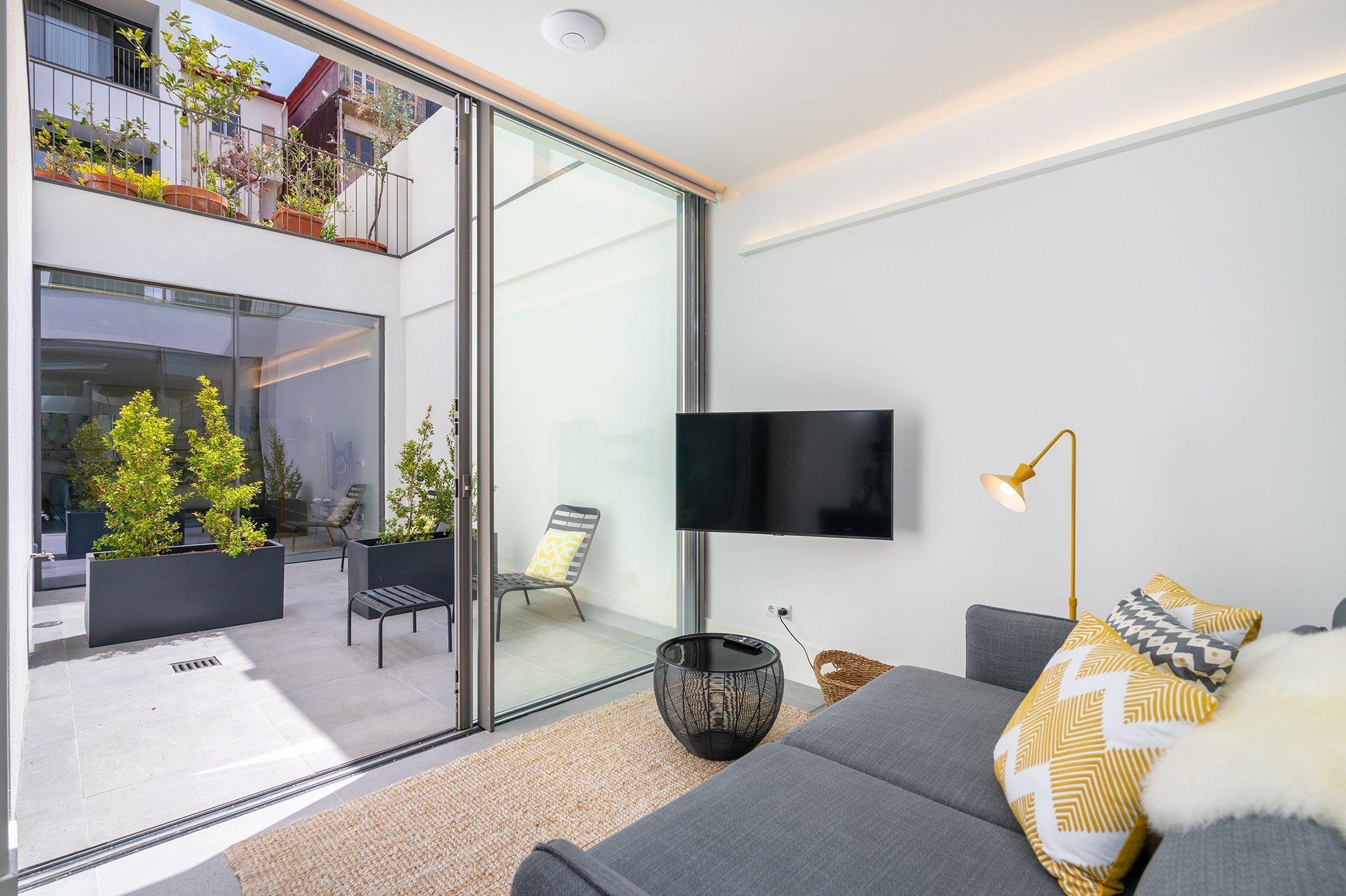 Porto townhouse dining area