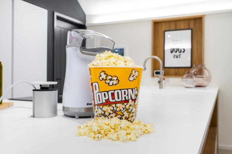Les machines à pop corn rendent la soirée cinéma très amusante