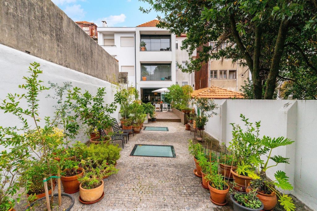 The luxury merchant townhouse in Porto, available for exclusive rental for large groups
